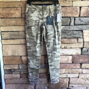 Democracy tan camo pants NWT size 6